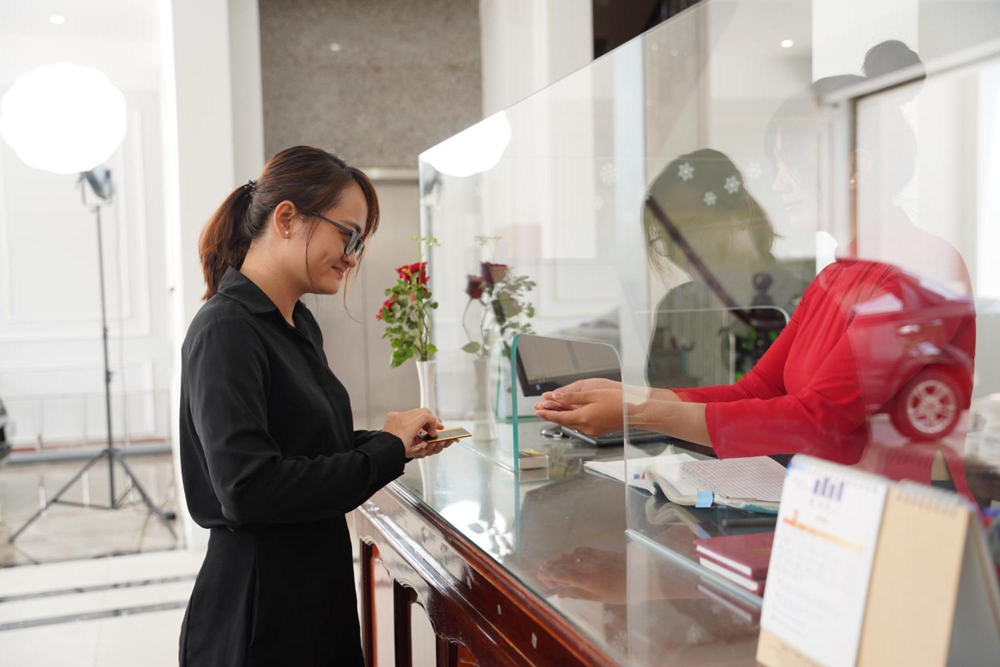 Hotel Khách Sạn Đế Vương Cao Lãnh Exterior foto